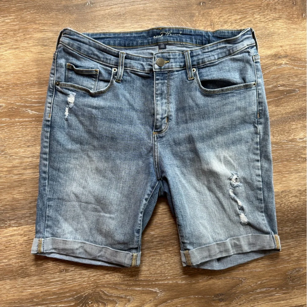 Universal Threads lightly distressed‎ cuffed Bermuda short. Sz 14WR